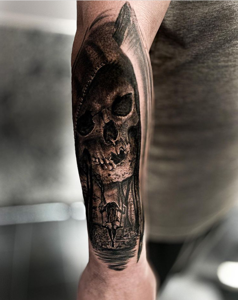 Realistische schedel met kap en figuur op schommel in bos op onderarm.