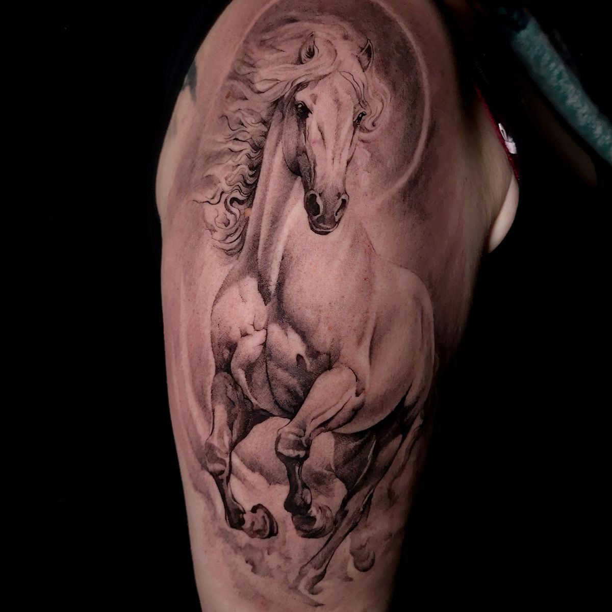 Realistisch paard in galop op bovenarm.