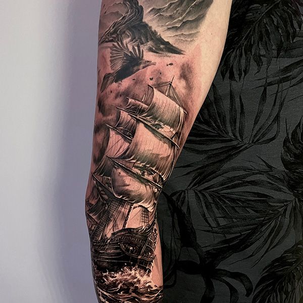 Realistisch zeilschip in storm op bovenarm.