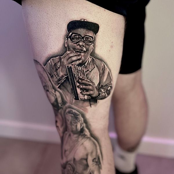 Realistisch portret van een man met bril en pet die eet op het bovenbeen.