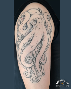 Grote octopus tattoo in fineline en dotwork op de bovenarm.