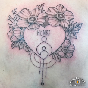 Fineline hart tattoo met naam 'Henry', moeder-kind symbool en bloemen.