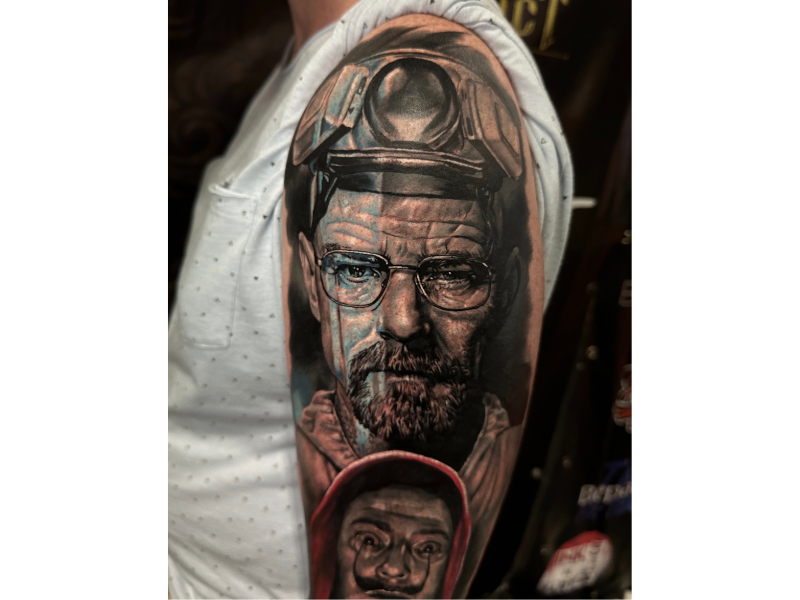 Realistisch portret van Walter White en een Money Heist masker op de bovenarm.