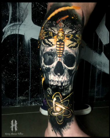 Realistische schedel met doodshoofdvlinder en atoom op onderbeen.