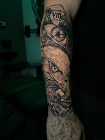 Realistische adelaar, oog met klok en leeuw op onderarm en hand.