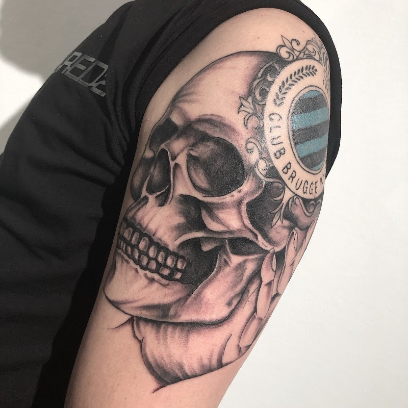 Realistische schedel met Club Brugge logo op bovenarm.