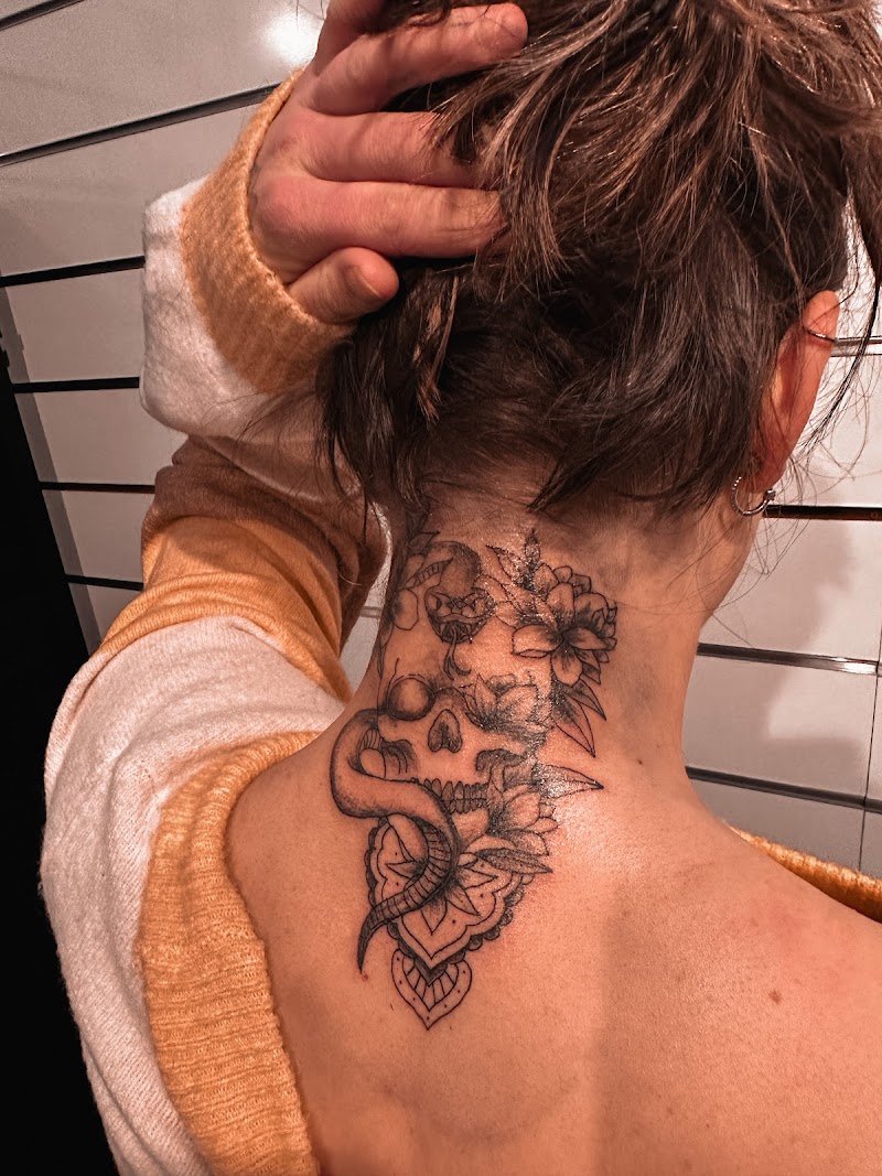 Schedel met slang, bloemen en mandala in de nek.