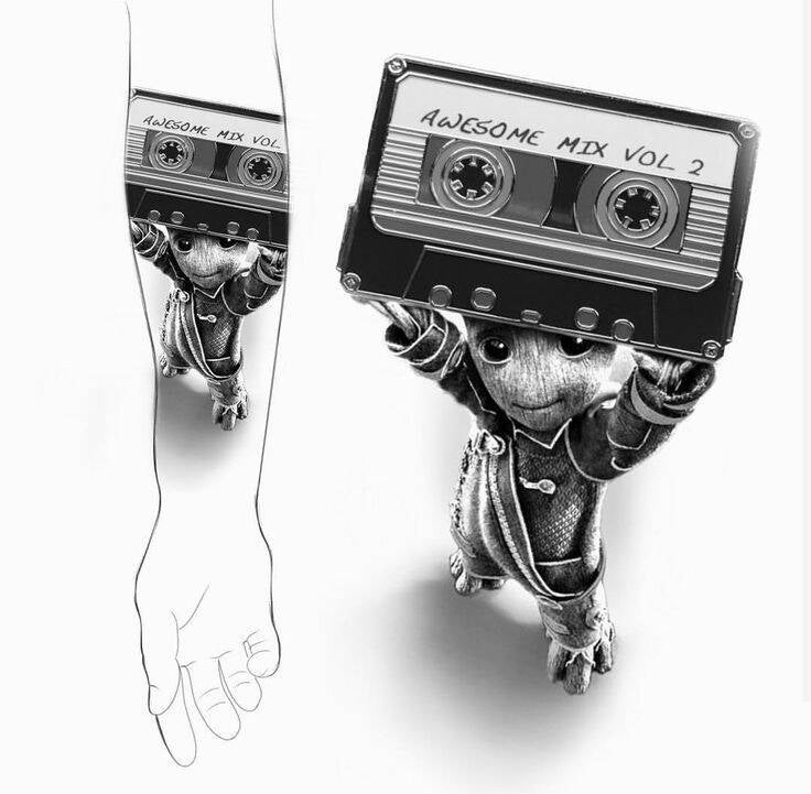 Realistische zwart-wit tattoo van Baby Groot die een cassettebandje vasthoudt.