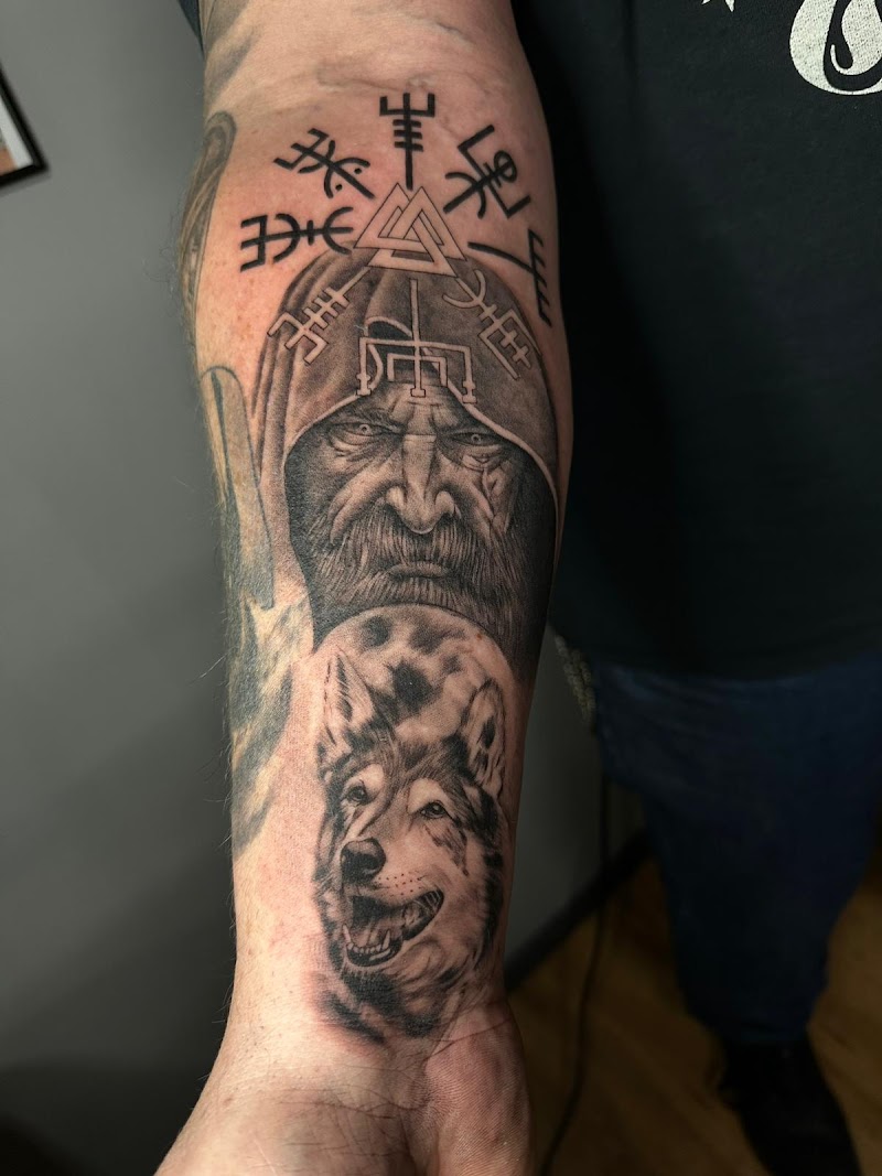 Realistische Odin met wolf en runen op onderarm.