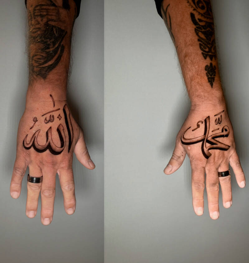 Arabische kalligrafie 'Allah' en 'Muhammad' op beide handen.