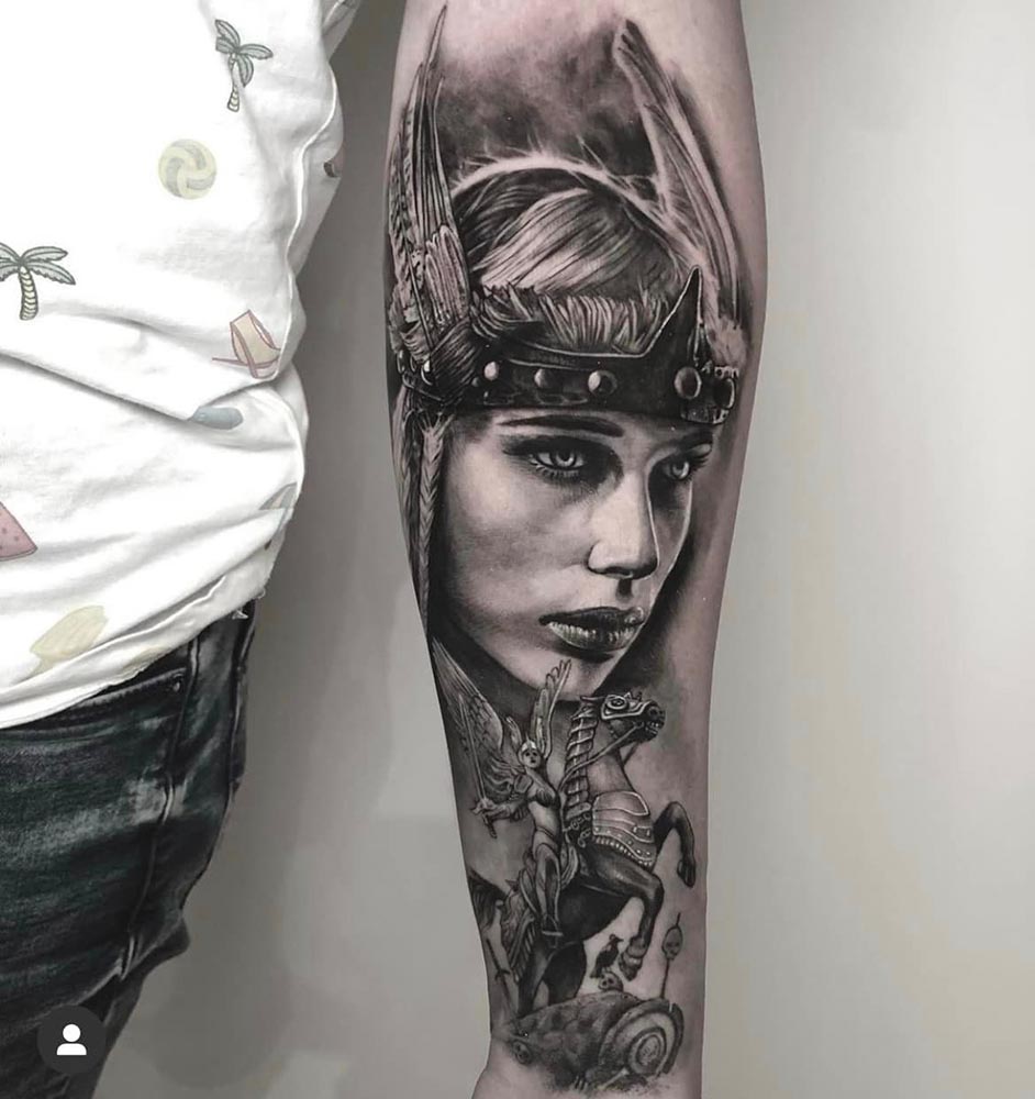 Realistische Valkyrie portret tattoo op onderarm.