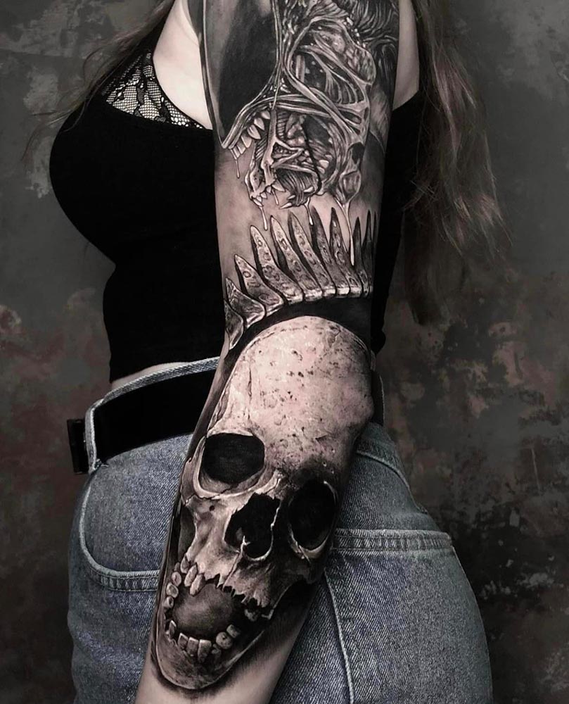 Realistische sleeve met Alien en schedel op arm.