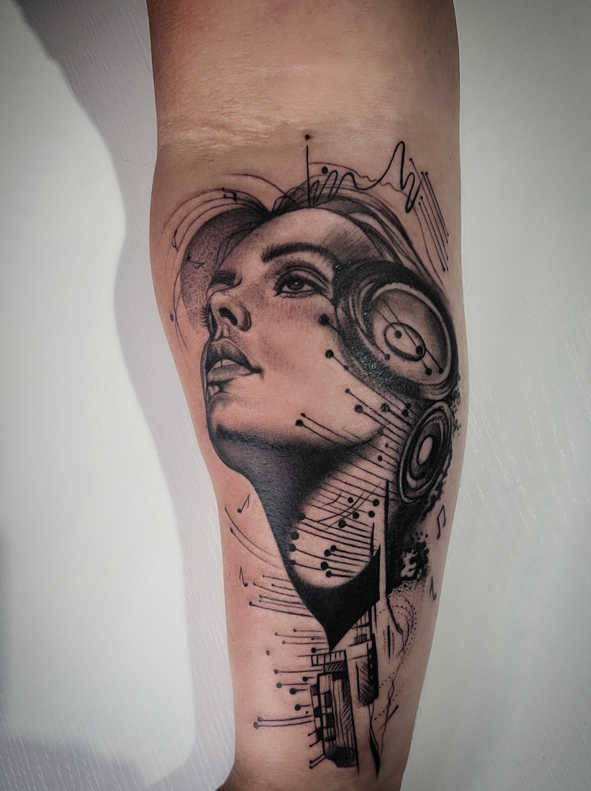 Portret van een vrouw met koptelefoon, muzieknoten en abstracte lijnen.