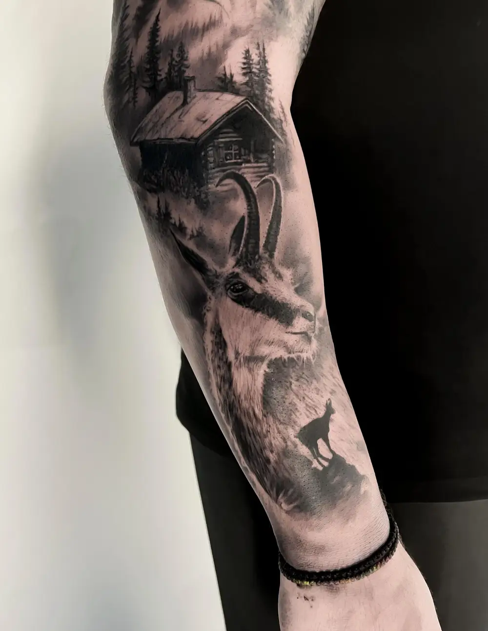 Realistische gems en berghut in bos op onderarm.