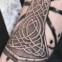 Gedetailleerde Keltische knoopwerk tattoo op de onderarm in blackwork stijl.