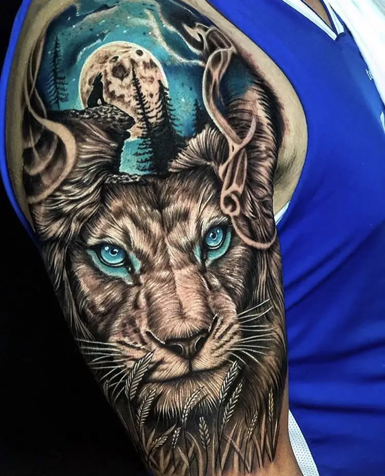 Realistische leeuw met blauwe ogen en wolf bij maanlandschap op bovenarm.