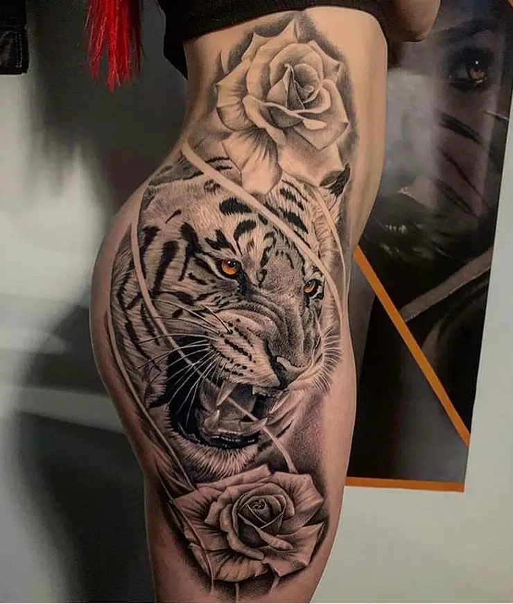Realistische tijger met rozen op heup en bovenbeen.