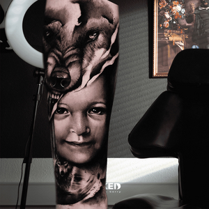 Realistisch portret van kind en wolven op onderbeen.