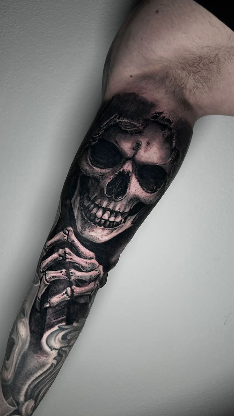 Realistische schedel met handen en rook op onderarm.