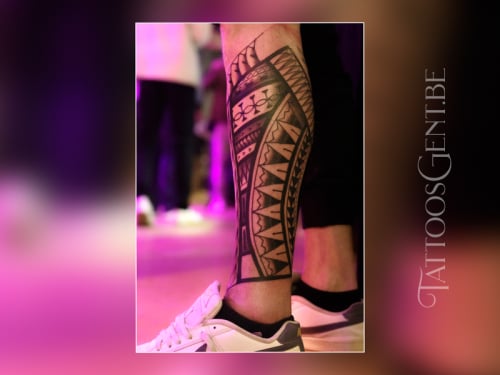 Polynesische tribal tattoo op onderbeen en enkel