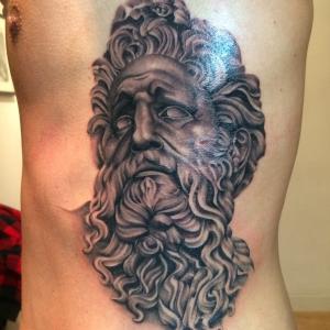 Realistisch standbeeld van een Griekse god op de ribben.