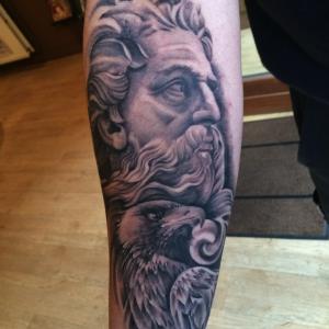 Realistisch portret van Zeus en een adelaar op de onderarm.
