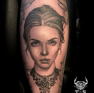 Realistisch portret van een vrouw met een gedetailleerde kanten ketting.