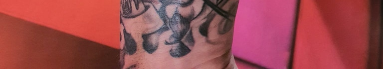 Abstracte blackwork tattoo op de pols.