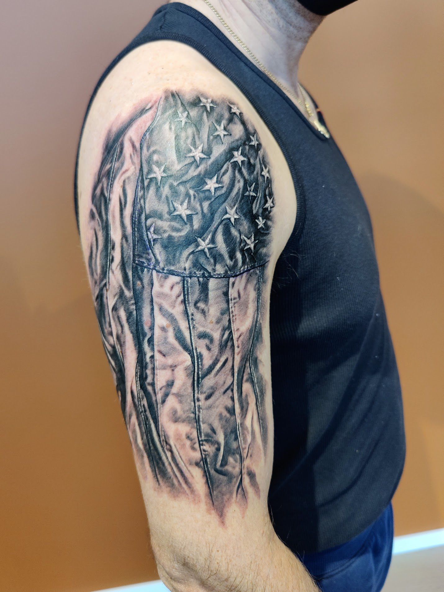 Realistische zwart-wit Amerikaanse vlag op bovenarm.