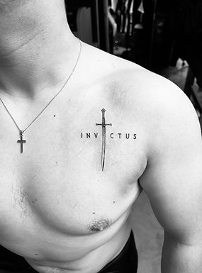 Fineline zwaard met 'INVICTUS' tekst op de borst.
