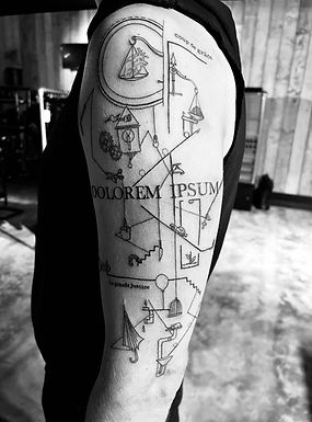 Complexe fineline tattoo met 'DOLOREM IPSUM' tekst en diverse objecten.