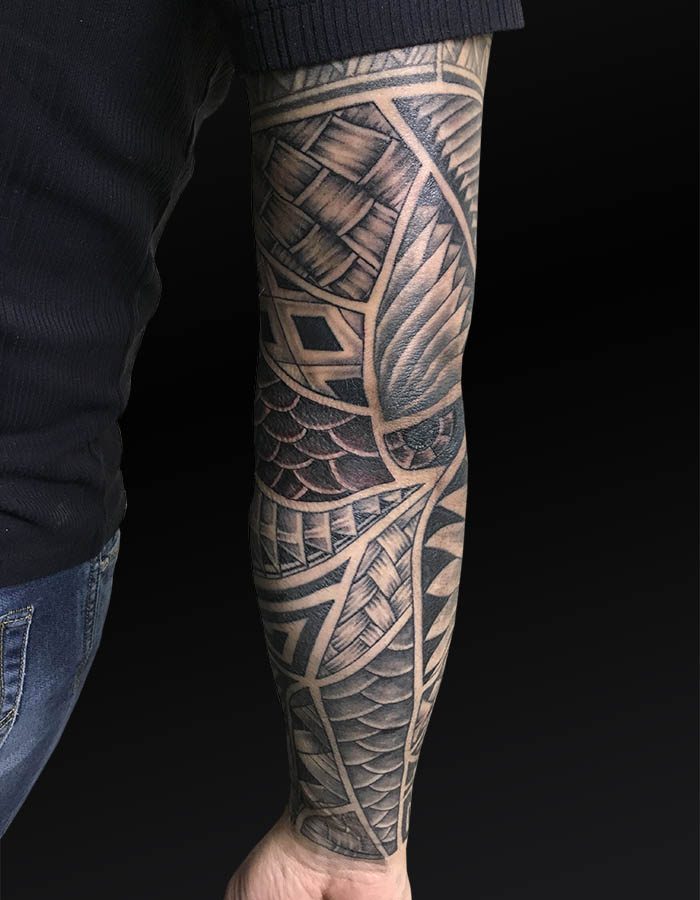 Grote Polynesische tribal sleeve tattoo op de hele arm.