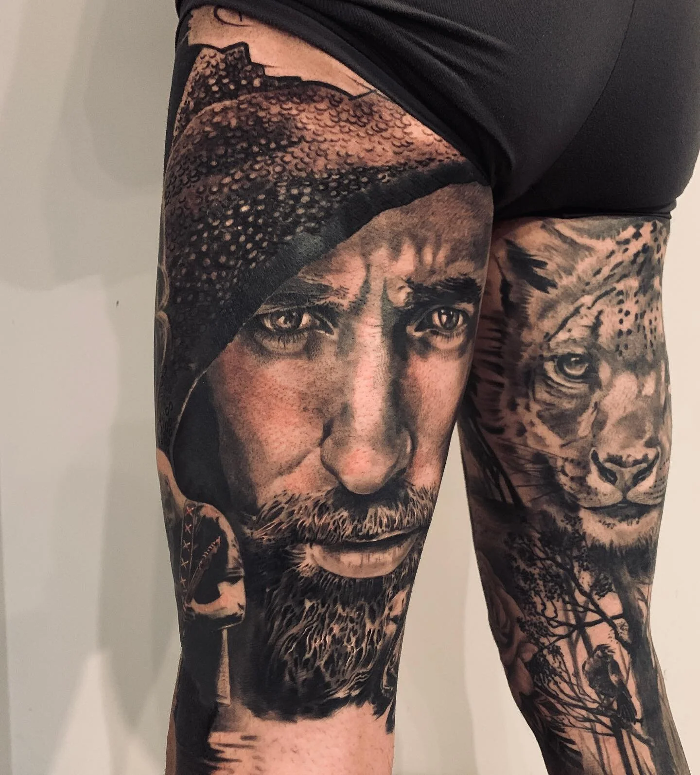 Realistisch portret van een man en een luipaard op de achterkant van de bovenbenen.