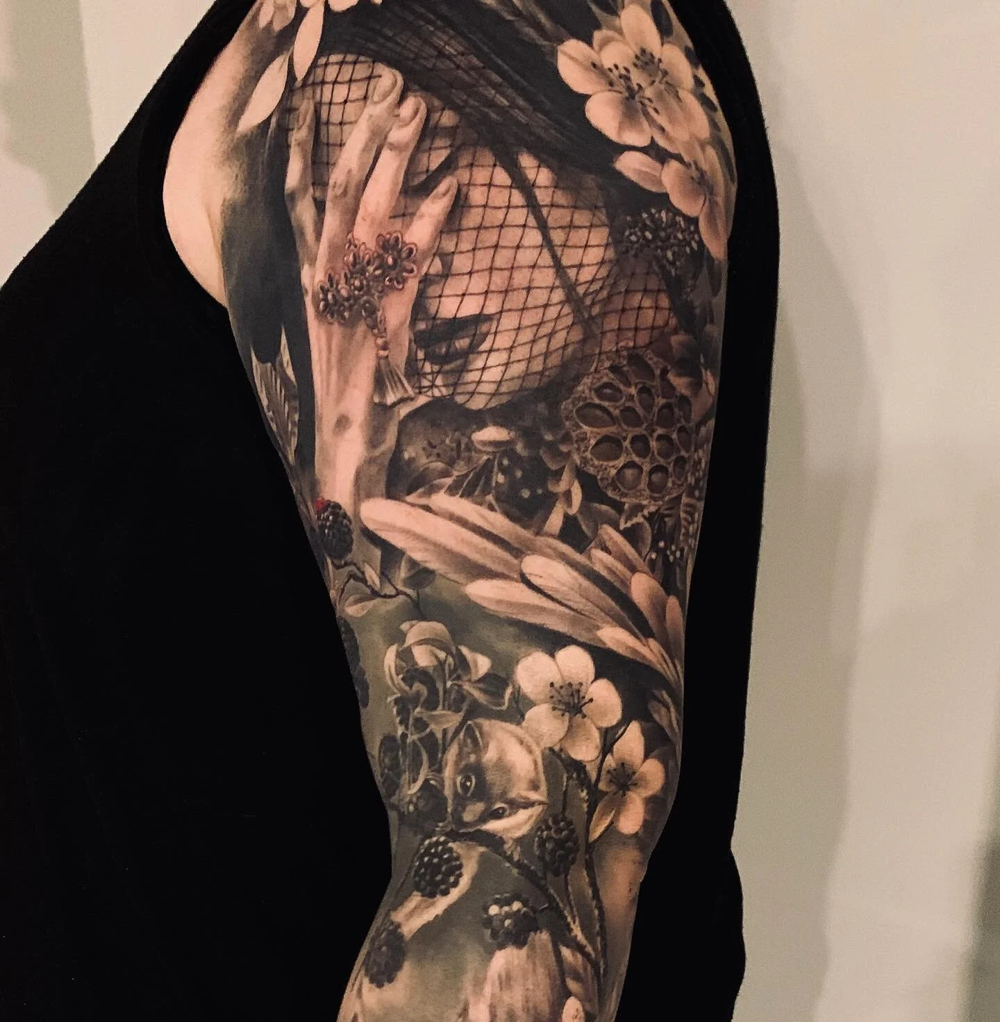 Realistische zwart-wit tattoo van vrouw met sluier, bloemen en eekhoorn.