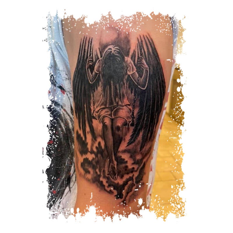 Blackwork tattoo van een gevleugelde vrouw op een schommel.
