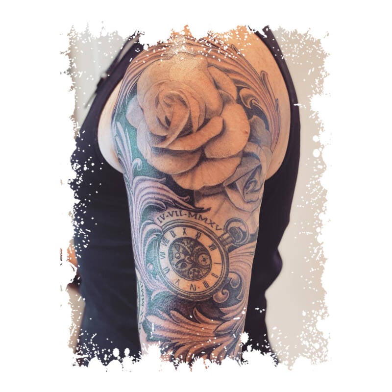 Zwart-wit half-sleeve met roos, zakhorloge en Romeinse cijfers.