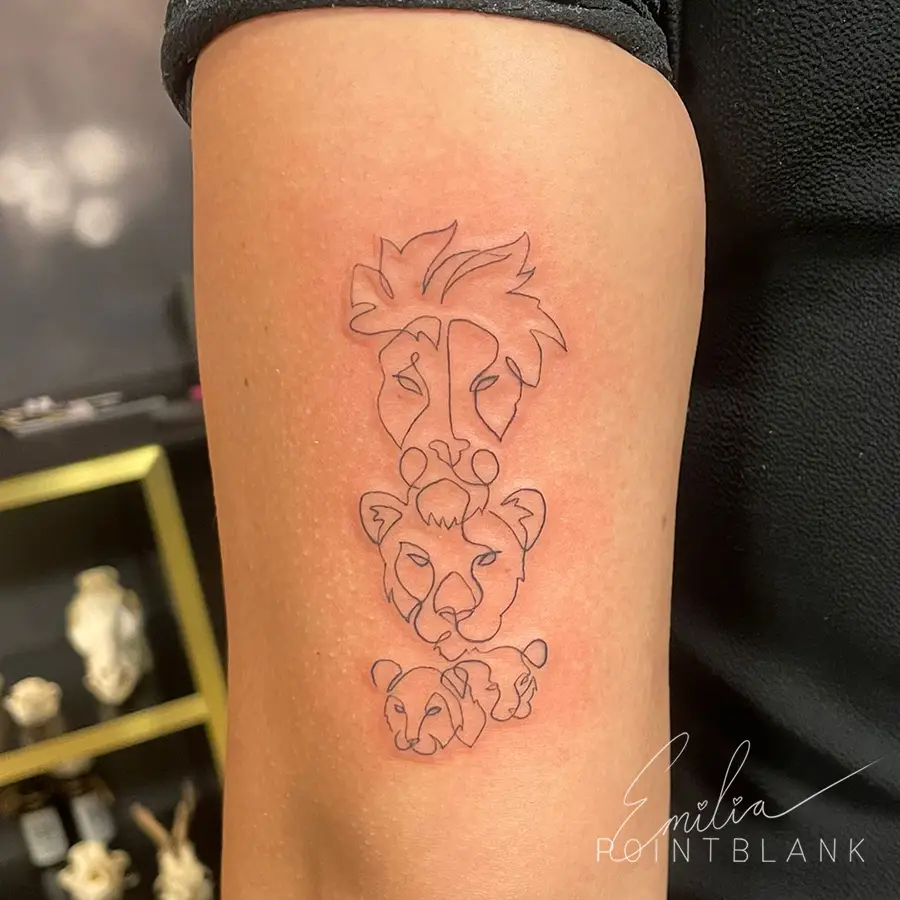 Fineline tattoo van Simba, Nala en welp uit De Leeuwenkoning.