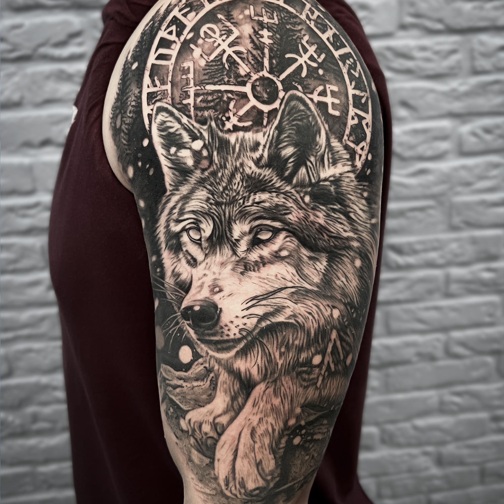 Realistische wolf met Vegvisir kompas op bovenarm.