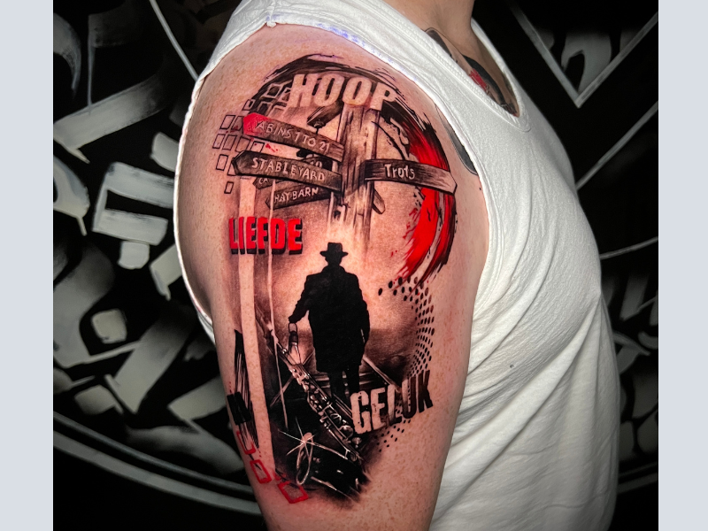 Trash polka tattoo met man, wegwijzer en Nederlandse woorden.
