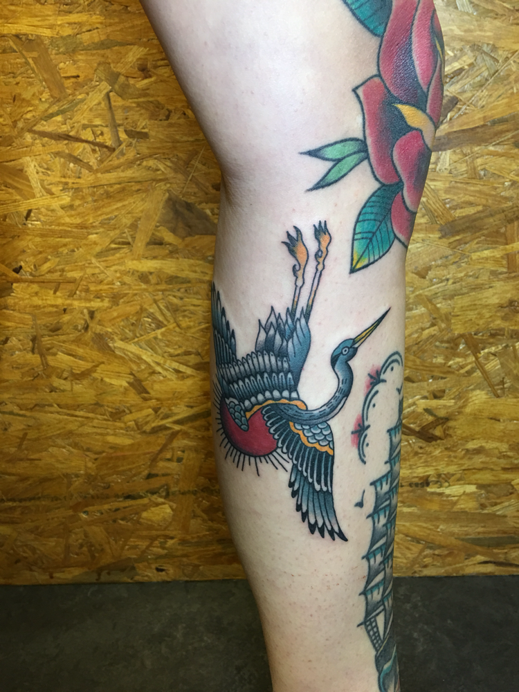 Traditionele kraanvogel tattoo op onderbeen.