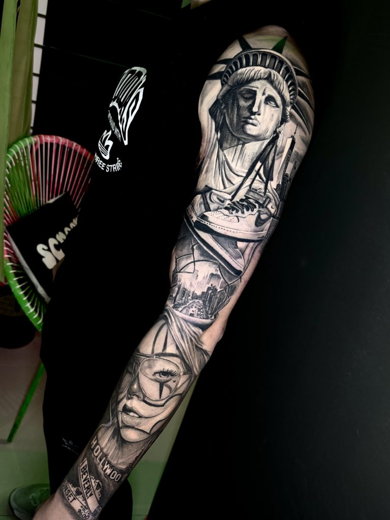 Realistische sleeve met Vrijheidsbeeld, sneakers, stad en vrouw.