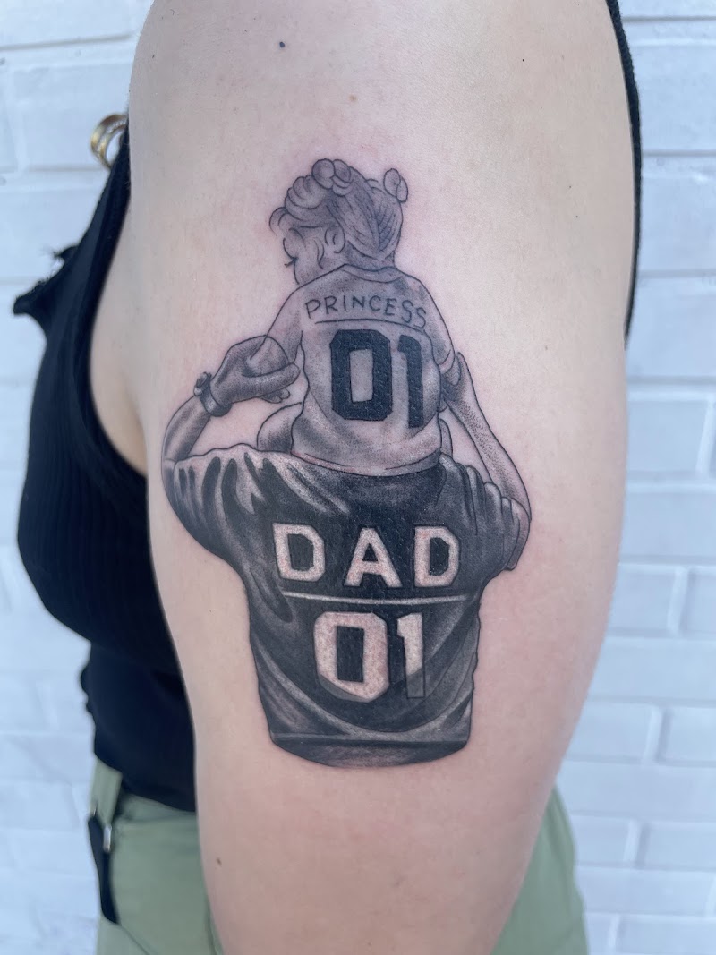 Vader met dochter op schouders, 'DAD 01' en 'PRINCESS 01' shirts.