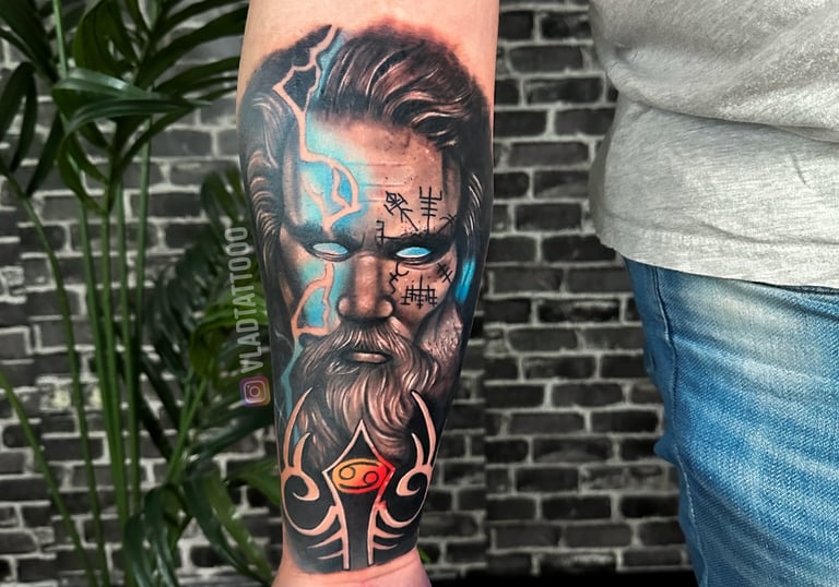 Realistische tattoo van een Noorse god met bliksem en runen op de onderarm.