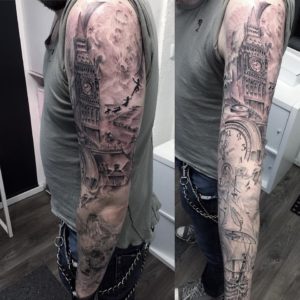 Zwart-wit sleeve tattoo met Peter Pan, Big Ben en klokken.