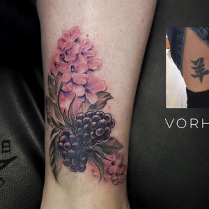 Cover-up tattoo van roze bloemen en bramen op enkel.