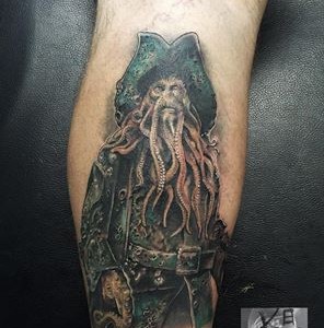 Realistische Davy Jones tattoo op onderbeen.