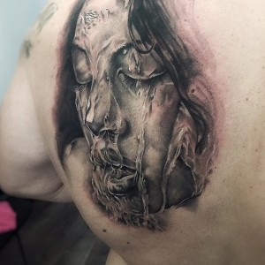 Realistisch portret van een vrouw met water dat over haar gezicht stroomt.