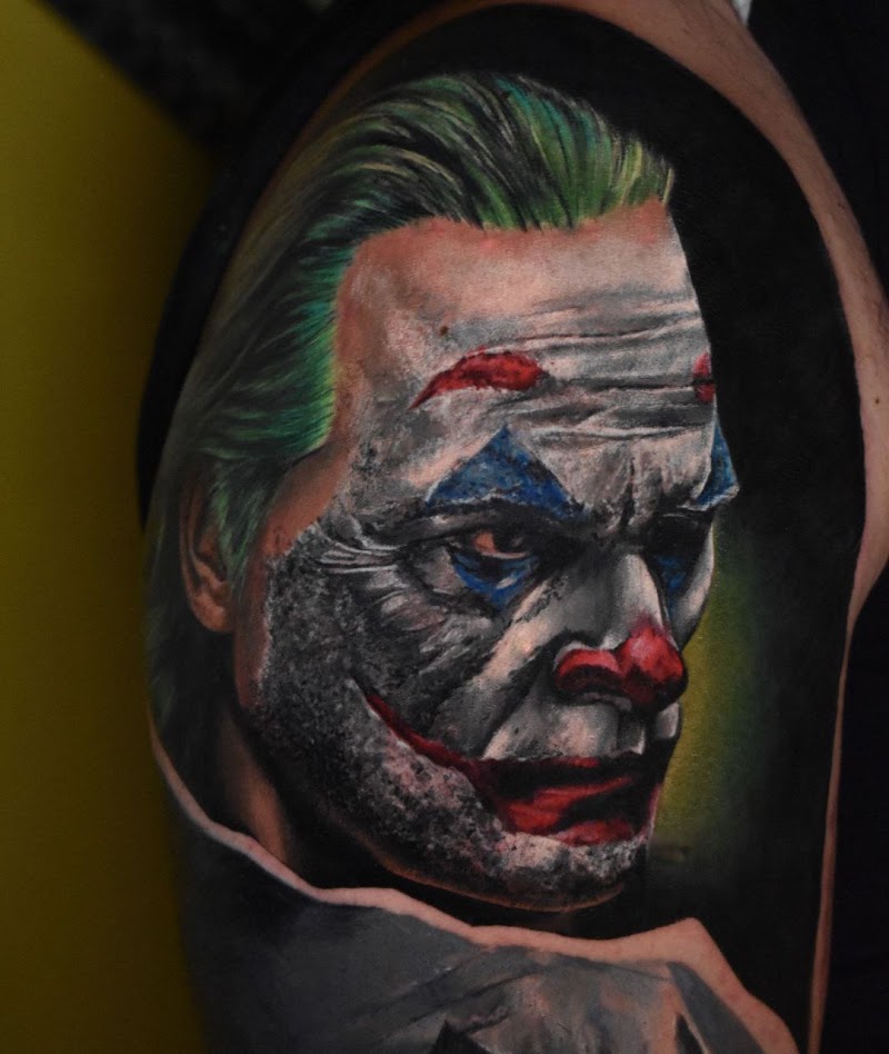 Realistisch portret van de Joker op de bovenarm.