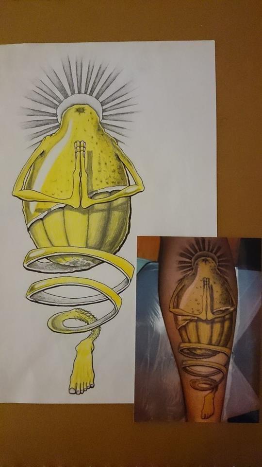 Surrealistische citroen met biddende handen en een voet in een spiraal.