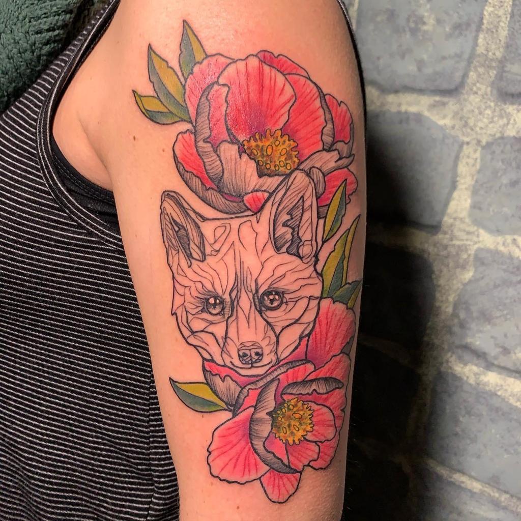 Geometrische vossenkop omringd door rode pioenrozen en bladeren op de bovenarm.